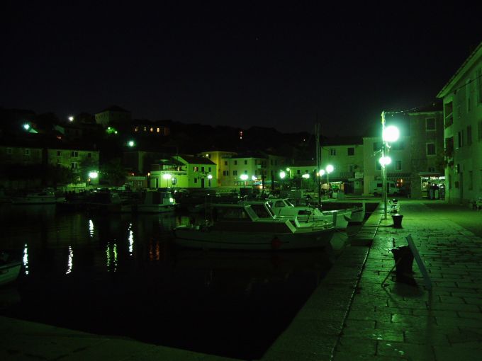 Hafen von Sali bei Nacht